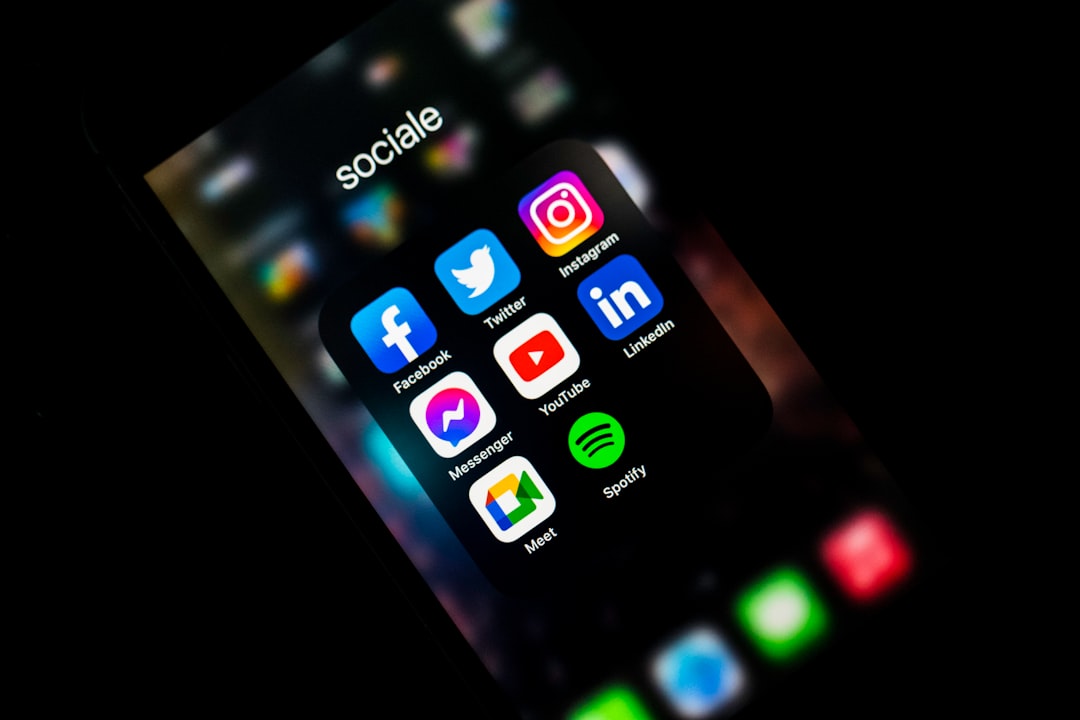 iphone-screen-showing-icons-on-screen-nhrk-907ayc
